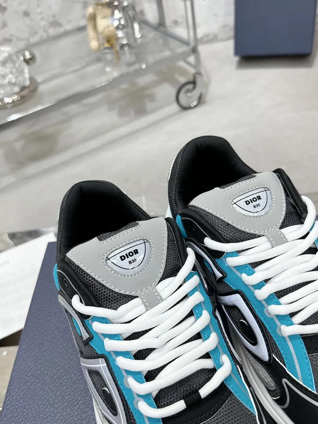 Men's men's shoes 💰600❤️❤️❤️High version Dior Dior's latest color matching B30 series reflective dad sneakers original 17380💰 purchased for development and production Brand new B30 sneakers Dad Shoes style shoes that follow the trend of the retro market The Dior logo on the tongue also indicates that this pair of shoes is the B30 model! B30 uses fine-textured leather and mesh cloth materials to form a shoe body. There are conspicuous letters CD on both sides of the shoe body to indicate identity. Many lines on the shoe body outline details to make the shoes look less monotonous and full of retro flavor. The delivery counter is exquisitely packaged🛍📦 ▪️Fabric: Original customized technical fabric + mesh ▪️Inner lining: Customized breathable lining ▪️Outsole: Original molded IP foam + TPU outsole ▪️Sole thickness: 3.5CM ▪️Size: Women’s size 35-40 / Men’s size 39-46